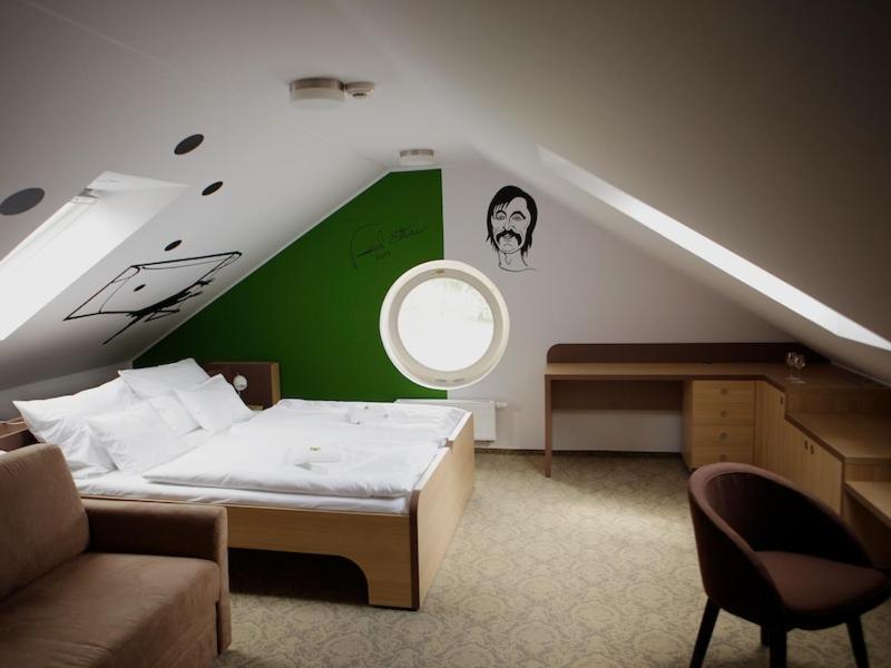 Hotel Zamek Berchtold Strančice Exteriör bild