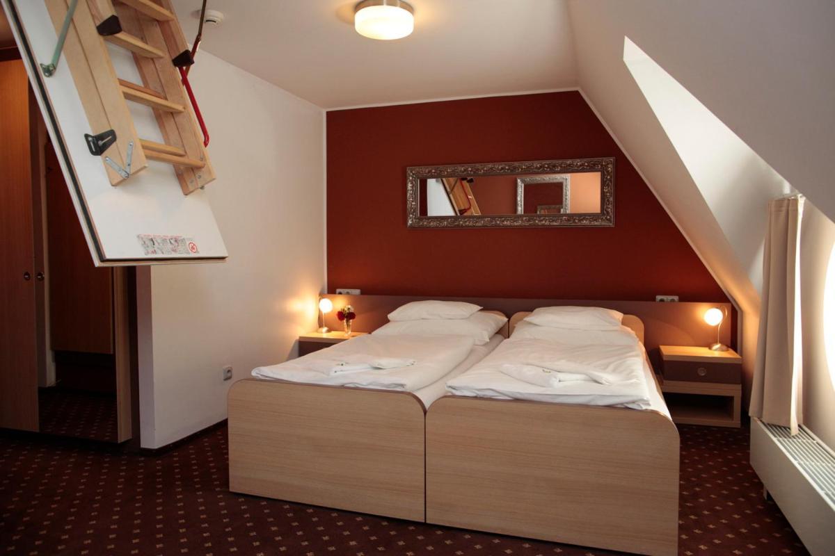 Hotel Zamek Berchtold Strančice Exteriör bild