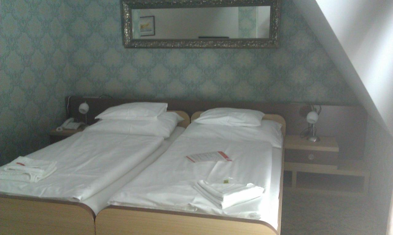 Hotel Zamek Berchtold Strančice Exteriör bild