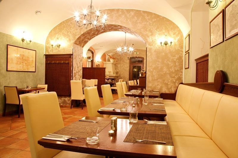 Hotel Zamek Berchtold Strančice Exteriör bild