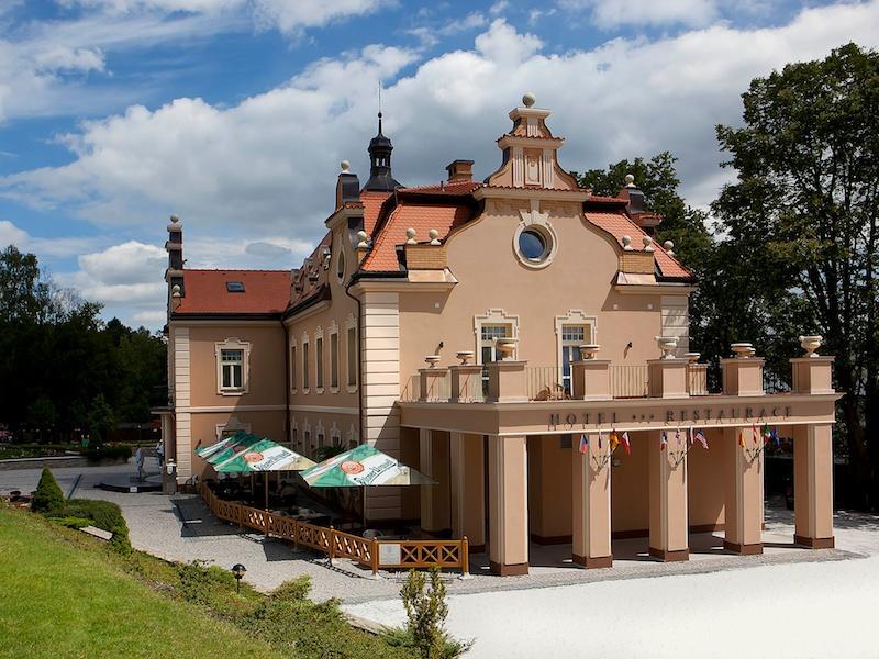 Hotel Zamek Berchtold Strančice Exteriör bild