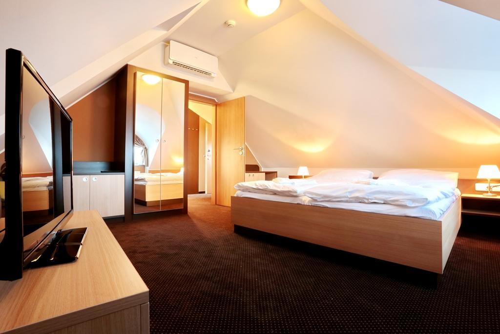 Hotel Zamek Berchtold Strančice Exteriör bild