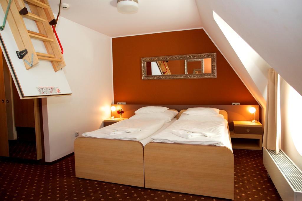 Hotel Zamek Berchtold Strančice Exteriör bild