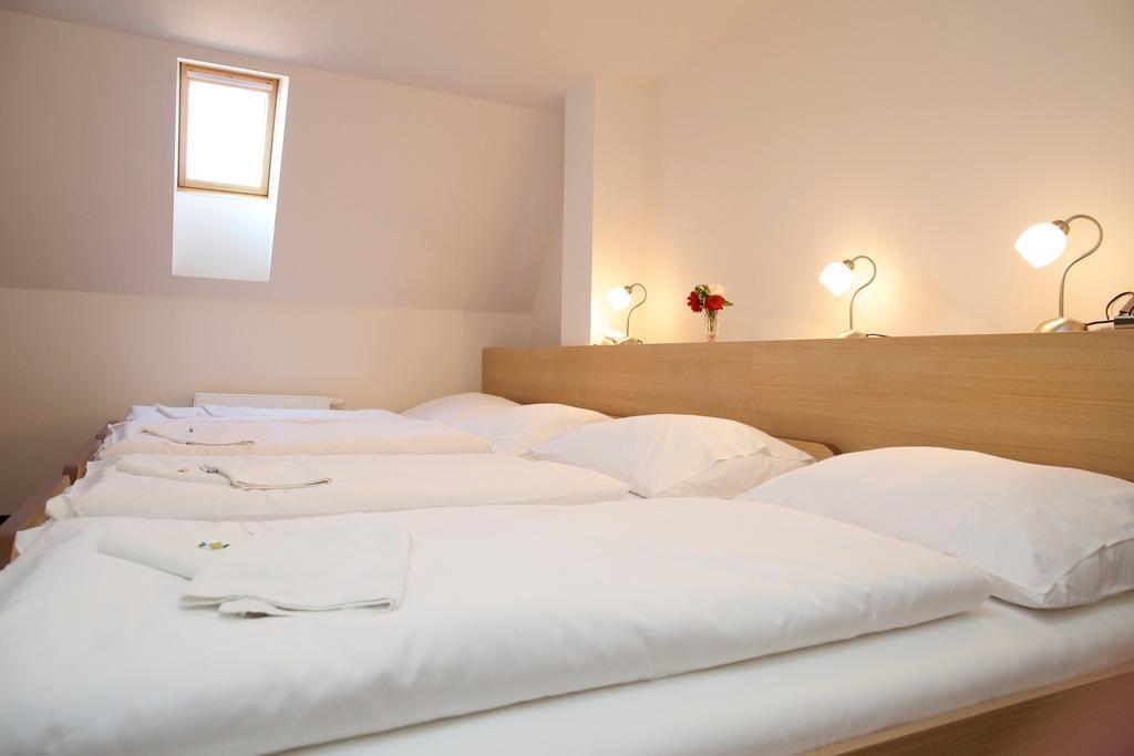 Hotel Zamek Berchtold Strančice Exteriör bild