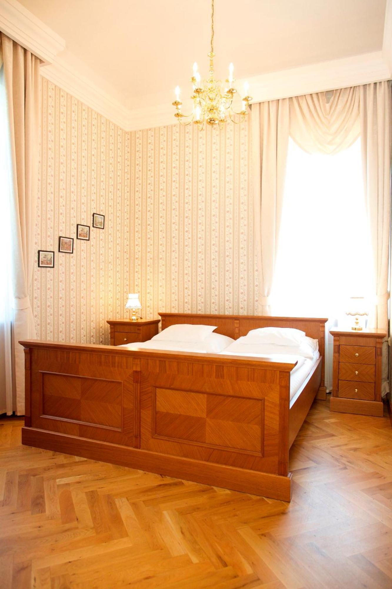 Hotel Zamek Berchtold Strančice Exteriör bild