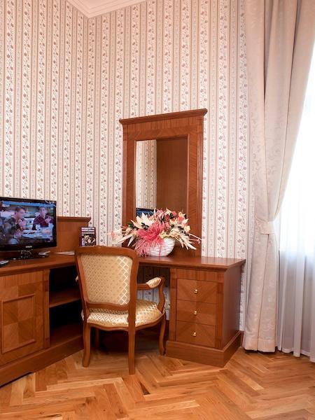 Hotel Zamek Berchtold Strančice Exteriör bild
