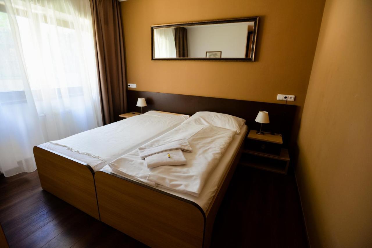 Hotel Zamek Berchtold Strančice Exteriör bild
